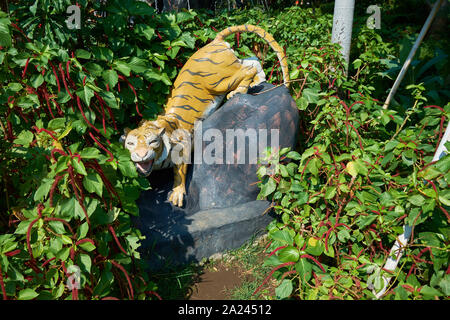 Une sculpture d'un grognement tiger en face de la city zoo de Surabaya, Indonésie. Banque D'Images