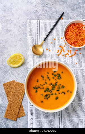 Plaque verticale tourné de soupe aux lentilles rouges à la crème. Vue d'en haut Banque D'Images