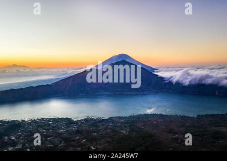 Vue aérienne du volcan indonésien Batur dans l'île tropicale de Bali. Image de haute qualité image du panorama de Danau Batur, l'Indonésie. Banque D'Images