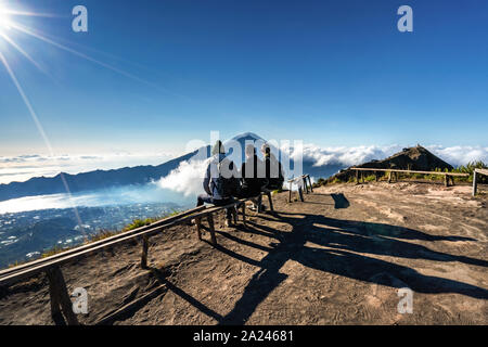 Vue aérienne de gens de voyage avec sac à dos sur volcan Batur à Bali l'île tropicale. Image libre de droit stock de haute qualité de Danau Batur, Indonésie Banque D'Images