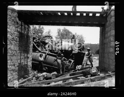 Les perturbations de la Palestine de 1936. Locomotive chaviré comme vu par pont de chemin de fer Banque D'Images