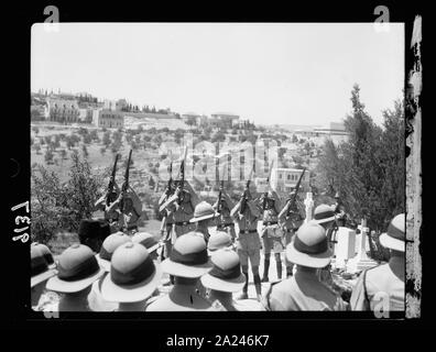 Les perturbations de la Palestine de 1936. Funérailles sur Mt. Sion du Sergent CH. c.-à-d., Christopher Wren de la police palestinienne, qui a été tourné dans la vieille ville. Salut tir Banque D'Images