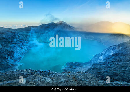 Vue aérienne de Kawah Ijen - Tôt le matin. Un groupe de volcans composites dans l'Banyuwangi Regency de l'Est de Java, Indonésie Banque D'Images