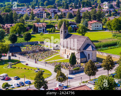 Vue aérienne de l'Église et le cimetière San Vigilio dans Pinzolo, Trentino-Alto Adige, Dolomites, Italie du nord Banque D'Images