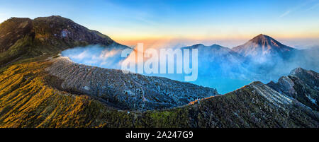 Vue aérienne de panorama Kawah Ijen - Tôt le matin. Un groupe de volcans composites dans l'Banyuwangi Regency de l'Est de Java, Indonésie Banque D'Images