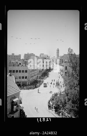 Défilé des nations alliées dans Jér. c.-à-d., Jérusalem le 14 juin '43. Vue générale du défilé, à partir de ses bureaux de l'éducation locaux Banque D'Images