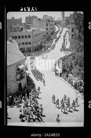 Défilé des nations alliées dans Jér. c.-à-d., Jérusalem le 14 juin '43. Vue générale du défilé, à partir de ses bureaux de l'éducation locaux Banque D'Images