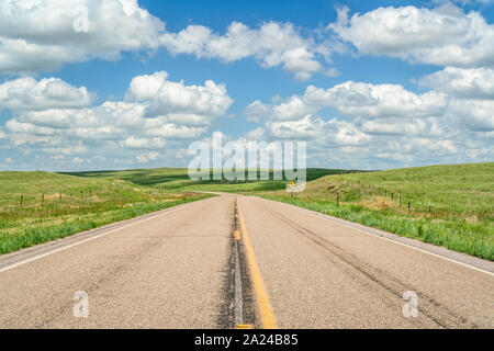 Route de campagne à travers le Nebraska Sandhills sur une journée ensoleillée, de voyage ou Voyage concept Banque D'Images