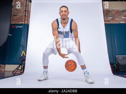 Sept 30, 2019 : Dallas Mavericks guard Seth Curry # 30 pose au cours de la Journée des médias des Dallas Mavericks a tenu à l'American Airlines Center à Dallas, TX Banque D'Images
