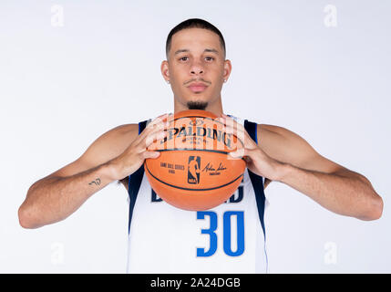 Sept 30, 2019 : Dallas Mavericks guard Seth Curry # 30 pose au cours de la Journée des médias des Dallas Mavericks a tenu à l'American Airlines Center à Dallas, TX Banque D'Images