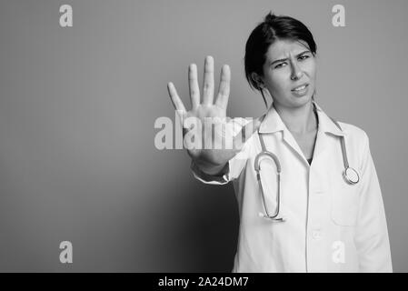 Portrait de jeune femme médecin tourné en noir et blanc Banque D'Images