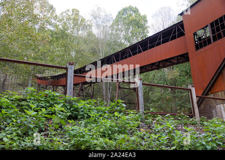 Une partie de la structure du convoyeur et tipple restauré à Nuttallburg, West Virginia, une ville fantôme qui a été une fois que l'un d'environ 50 places qui éclosent dans les profondes forêts de la Virginie de l'ouest le long de la New River à la fin des années 1800 en réponse à la demande de charbon vorace en plein cœur de la révolution industrielle du pays Banque D'Images