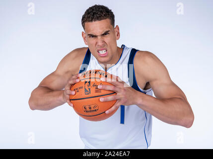 Sept 30, 2019 : l'avant Dallas Mavericks Dwight Powell # 7 pose au cours de la Journée des médias des Dallas Mavericks a tenu à l'American Airlines Center à Dallas, TX Banque D'Images