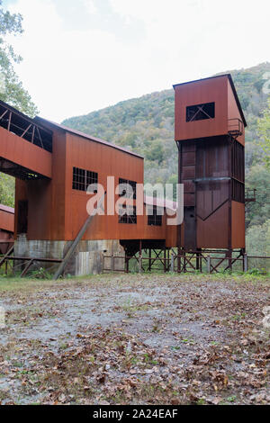 Une partie de la structure du convoyeur et tipple restauré à Nuttallburg, West Virginia, une ville fantôme qui a été une fois que l'un d'environ 50 places qui éclosent dans les profondes forêts de la Virginie de l'ouest le long de la New River à la fin des années 1800 en réponse à la demande de charbon vorace en plein cœur de la révolution industrielle du pays Banque D'Images