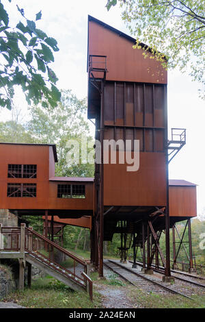 Une partie de la structure du convoyeur et tipple restauré à Nuttallburg, West Virginia, une ville fantôme qui a été une fois que l'un d'environ 50 places qui éclosent dans les profondes forêts de la Virginie de l'ouest le long de la New River à la fin des années 1800 en réponse à la demande de charbon vorace en plein cœur de la révolution industrielle du pays Banque D'Images