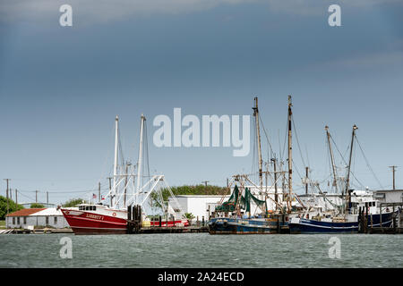 Une partie de la flotte de bateaux-crevettes amarré dans la baie de sébaste à Aransas Pass, Texas, près de Corpus Christi, Texas Banque D'Images