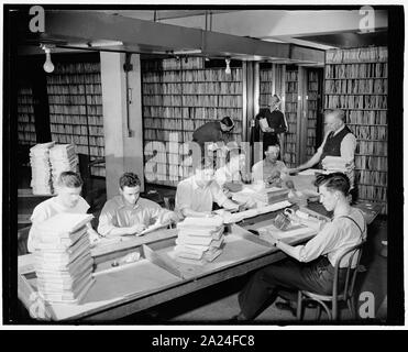 Les fichiers du Bureau des brevets. Washington, D.C., 10 févr. 29. Les employés de l'office des brevets salle des dossiers. Environ 2,180,00 les brevets sont conservés pour l'usage public, 2-29-40 Banque D'Images