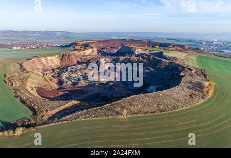 Vue aérienne de machines dans l'exploitation minière à ciel ouvert de gravier. Usine de traitement de la pierre concassée et le gravier. L'équipement minier. Banque D'Images