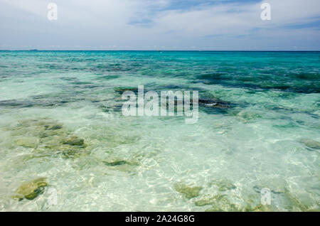 L'eau turquoise de la mer des Caraïbes comme vu des plages autour de Cartagena Banque D'Images