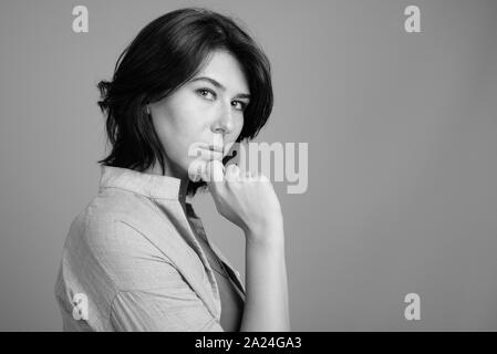 Portrait de jeune femme belle tourné en noir et blanc Banque D'Images