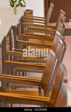 Table et chaises vides vous attend aux participants d'écrire le formulaire d'inscription à un séminaire Banque D'Images