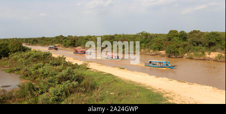 Siem Reap, Cambodge - 31 janvier 2017 : bateaux de touristes sur la rivière pour village flottant Banque D'Images