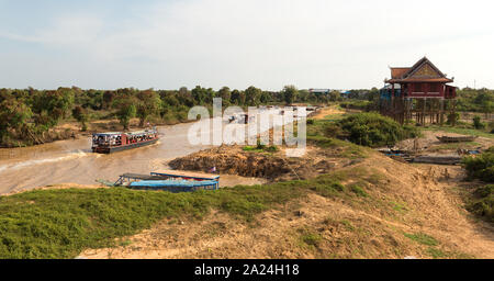 Siem Reap, Cambodge - 31 janvier 2017 : bateaux de touristes sur la rivière pour village flottant Banque D'Images