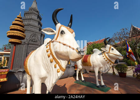 SIem Reap, Cambodge - 1 Février 2017 : sculptures de vaches sacrées dans le Temple Bouddhiste Wat Preah Prom Rath. Banque D'Images