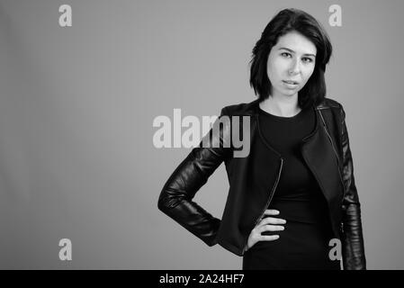 Portrait de jeune femme belle tourné en noir et blanc Banque D'Images