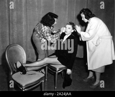 JUDY GARLAND avec le maquillage et la coiffure des artistes sur franc jeu tournage Get Happy nombre musical avec la musique de Harold Arlen et Ted Koehler lyrics by stock pour l'été 1950 réalisateur Charles Walters Metro Goldwyn Mayer Banque D'Images