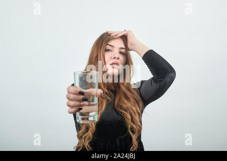 Fille aux cheveux brun en robe noire sur fond blanc isolé montre les émotions Banque D'Images