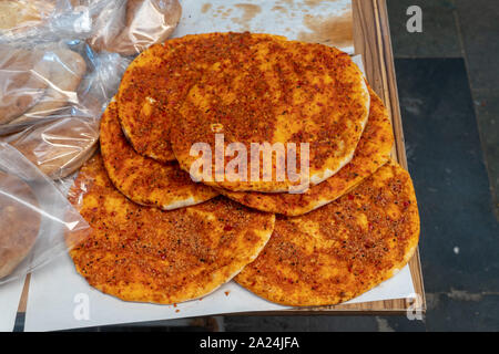 Biberli ekmek traditionnel "le pain plat avec la pâte de piment rouge" dans la région de Hatay, Turquie Banque D'Images