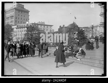 Les piétons, sur les mesures de l'angle sud-ouest de l'État, la guerre, et Marine Building, avec le bloc de 500 17th Street, N.W., Washington, D.C., derrière Banque D'Images