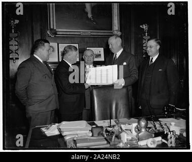 Est commandé en tant que troisième pennsylvanien, Sous-ministre des Postes. Washington, D.C., le 1 février. Ramsey, noir de Harrisburg, PA., a été assermenté aujourd'hui et présenté avec sa commission en tant que troisième sous-ministre des Postes par PMG James A. Farley. Black succède à la fin B. Clinton Eilenberger. Sur la photo, de gauche à droite : Roy Nord, ... L'Asst. PMG. ; S. Ramsey noir ; le sénateur ...uffey, de PA. ; PMG James A. Farley et ... J. Swope de PA, 2/1/38 Banque D'Images