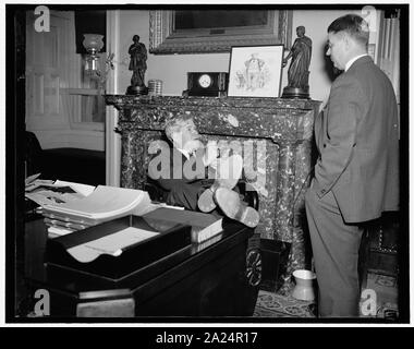 Confort parfait pour le président du House Appropriations Committee. Washington, D.C., le 16 décembre. Rempl. James P. Buchanan Président du House Appropriations Committee croit au confort parfait comme il conduit la maison un point lors d'une réunion de son comité avec le secrétaire au Trésor Morgenthau et Daniel Bell, Directeur par intérim - Budget Banque D'Images