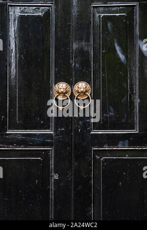 Chinois Lion heurtoirs de porte sur une porte noire en Chine Banque D'Images