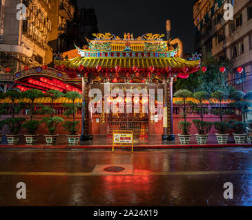 Taipei, Taïwan : feux rouges d'un temple taoïste fermée en raison d'une rue humide après la pluie de nuit noire Banque D'Images