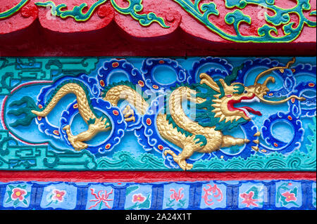 Bas-relief coloré Dragon dans un temple taoïste dans QingChengShan, province du Sichuan, Chine Banque D'Images