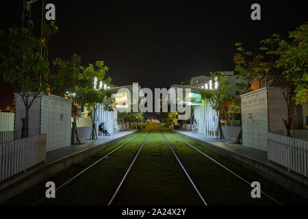 Kaohsiung, Taiwan : vue sur les gras couverts Kaohsiung train léger sur rail les voies menant à la nuit sombre. Banque D'Images