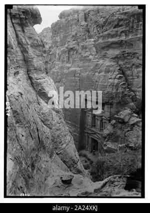 Wadi Musa (Petra). El-Khazneh. Vu de falaises à travers le siq inférieur Banque D'Images