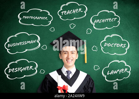 Smiling l'obtention du diplôme la réflexion sur les différents concepts d'emplois Banque D'Images