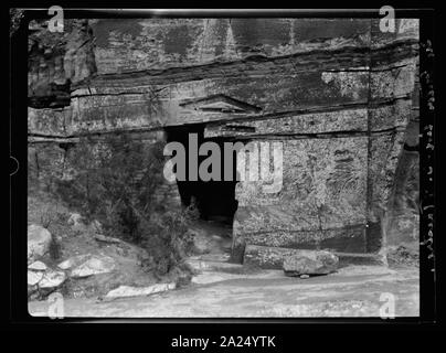Petra. Siq inférieur. Type rectiligne porte montrant fragment de fronton marqueté. En basse Siq Banque D'Images