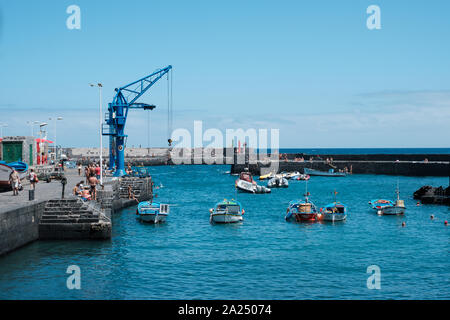 Tenerife, Espagne - Août, 2019 : bateaux de pêche dans le vieux port de pêche (Playa del muelle) à Puerto de la Cruz, Tenerife Banque D'Images