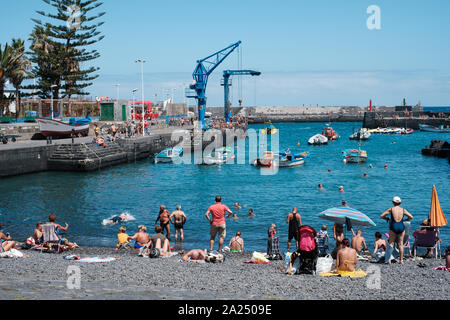 Tenerife, Espagne - Août, 2019 : les gens à city beach, ancien port de pêche (Playa del muelle) à Puerto de la Cruz, Tenerife Banque D'Images