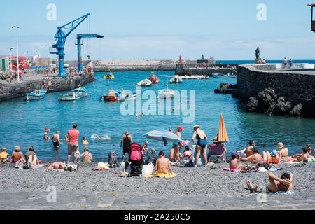 Tenerife, Espagne - Août, 2019 : les gens à city beach, ancien port de pêche (Playa del muelle) à Puerto de la Cruz, Tenerife Banque D'Images