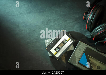 Cassette audio player et casque avec enregistrement plateau sur plancher de béton. Vue de dessus et copiez l'espace pour le texte. Concept de vintage de la musique. Banque D'Images