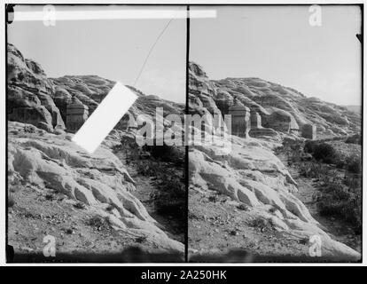 Petra en Transjordanie. Trois pylônes près de Bab Es-Sik Banque D'Images