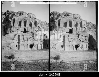 Petra en Transjordanie. Tombeau avec les obélisques Banque D'Images