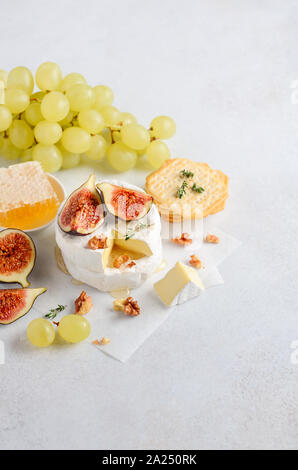 Brie ou camembert aux figues, raisins, miel et noix. Banque D'Images
