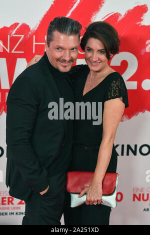 Munich, Allemagne. Sep 30, 2019. Hardy KRUEGER jr. (Acteur), avec son épouse Alice. Tapis rouge, tapis rouge, l'arrivée. Première mondiale, le cinéma première un nombre très chaude sur le 30.09.2019 2.0 Cinéma Mathaeser à Munich, dans le monde de l'utilisation | Credit : dpa/Alamy Live News Banque D'Images